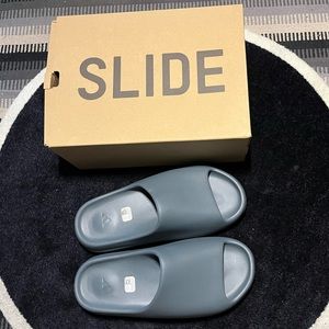 Yeezy slides SLTMRN